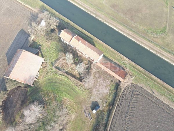 locale di sgombero in vendita a Tornaco