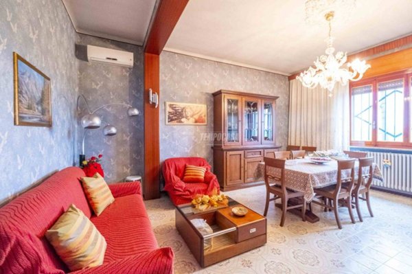 casa indipendente in vendita a Trecate