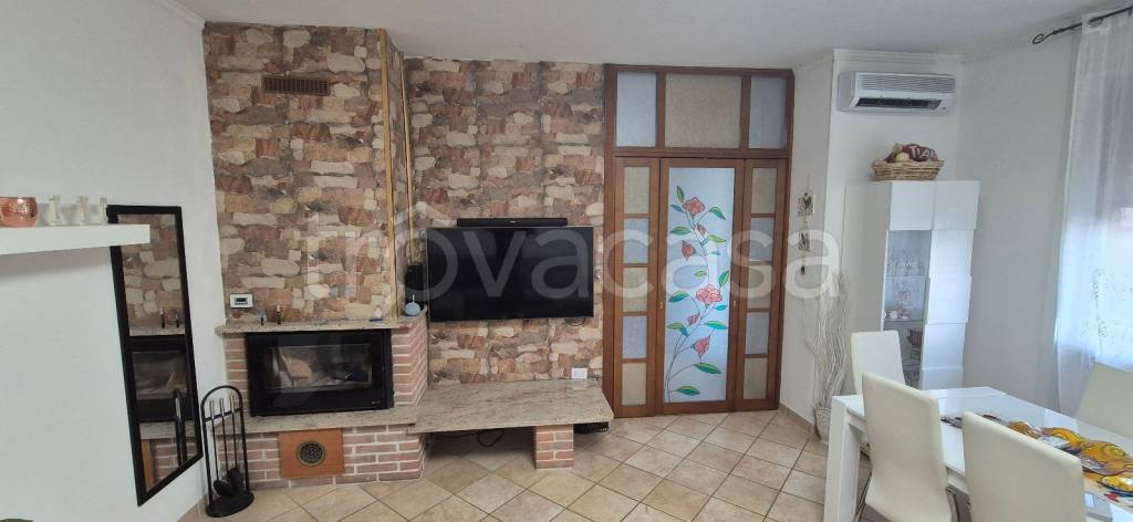 casa indipendente in vendita a Trecate