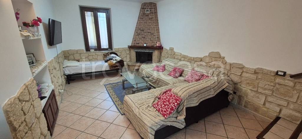 casa indipendente in vendita a Trecate