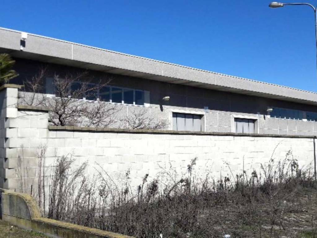 locale commerciale in vendita a Trecate