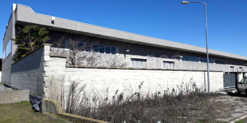 locale commerciale in vendita a Trecate in zona San Martino