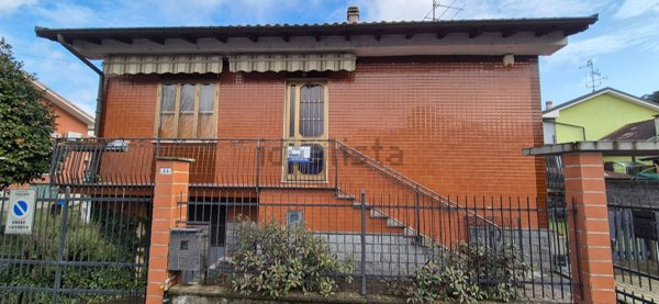 casa indipendente in vendita a Trecate