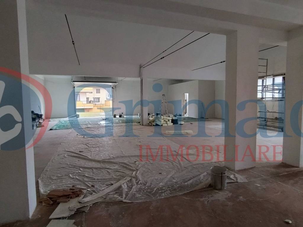 locale commerciale in vendita a Trecate