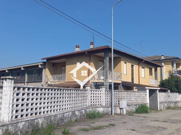 casa indipendente in vendita a Trecate
