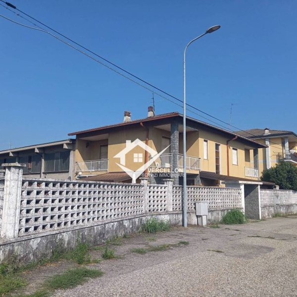 casa indipendente in vendita a Trecate