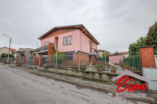 casa indipendente in vendita a Trecate