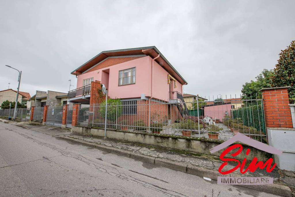 casa indipendente in vendita a Trecate