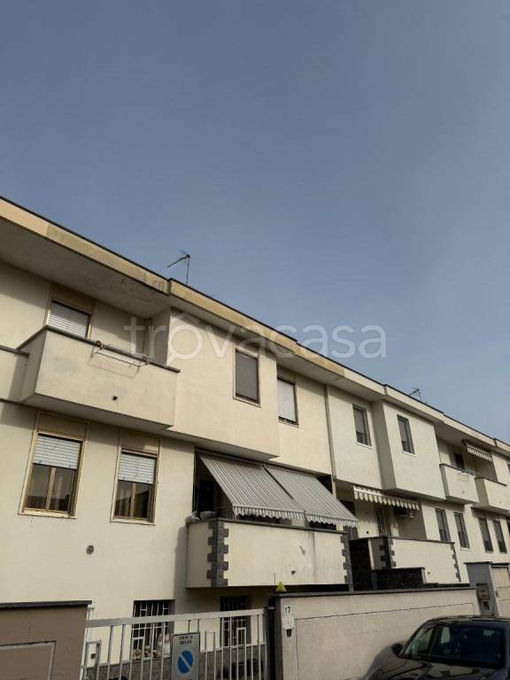 casa indipendente in vendita a Trecate