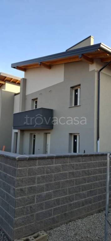 casa indipendente in vendita a Trecate