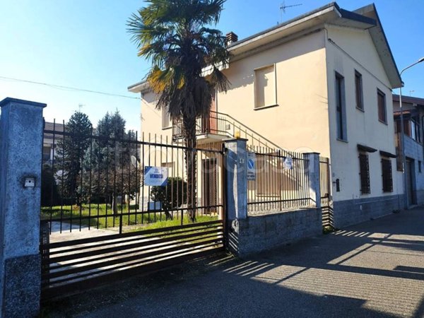 casa indipendente in vendita a Trecate