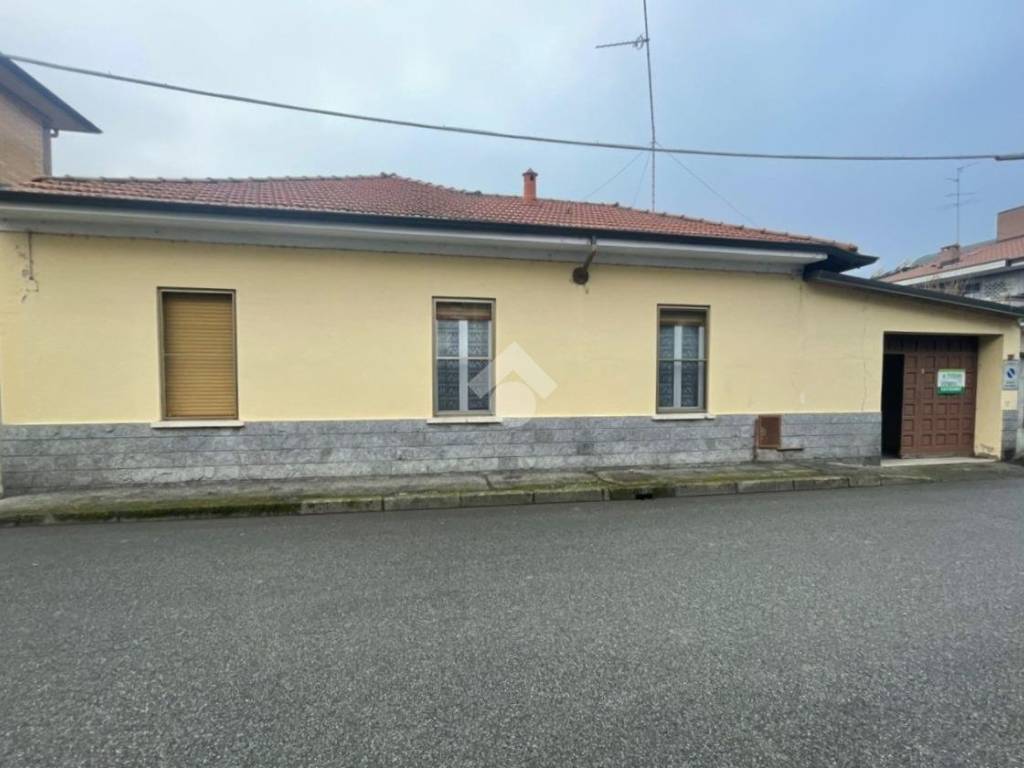 casa indipendente in vendita a Trecate