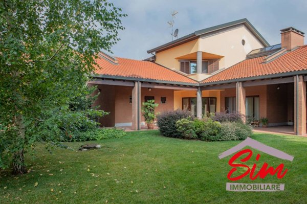 casa indipendente in vendita a Trecate
