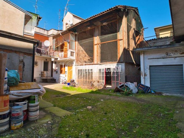 casa indipendente in vendita a Trecate