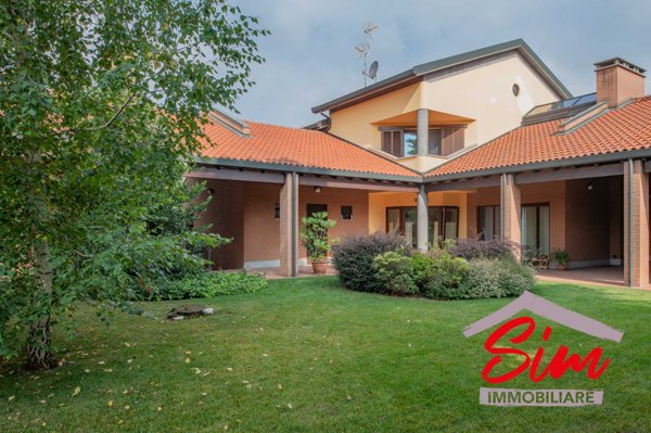 casa indipendente in vendita a Trecate