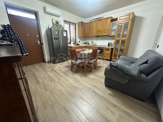 casa indipendente in vendita a Trecate