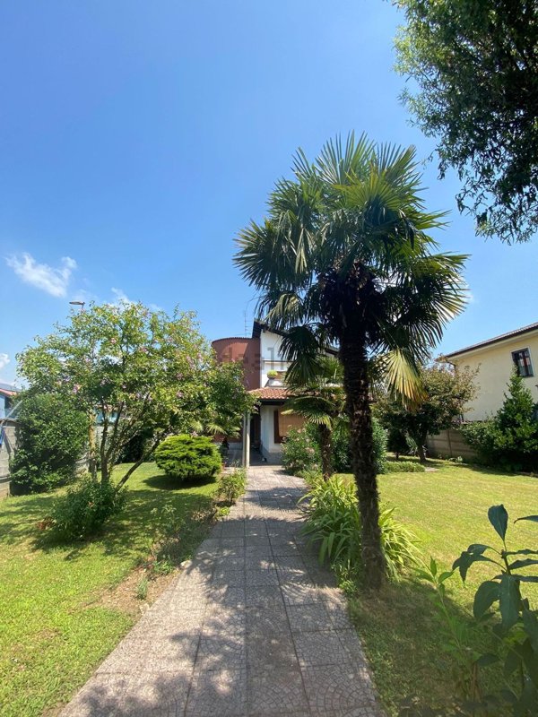 casa indipendente in vendita a Trecate