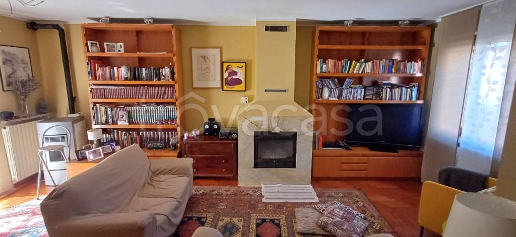 casa indipendente in vendita a Trecate