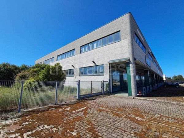 locale commerciale in vendita a Trecate