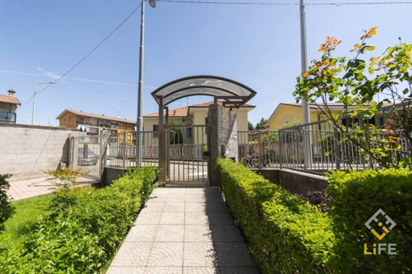 casa indipendente in vendita a Trecate