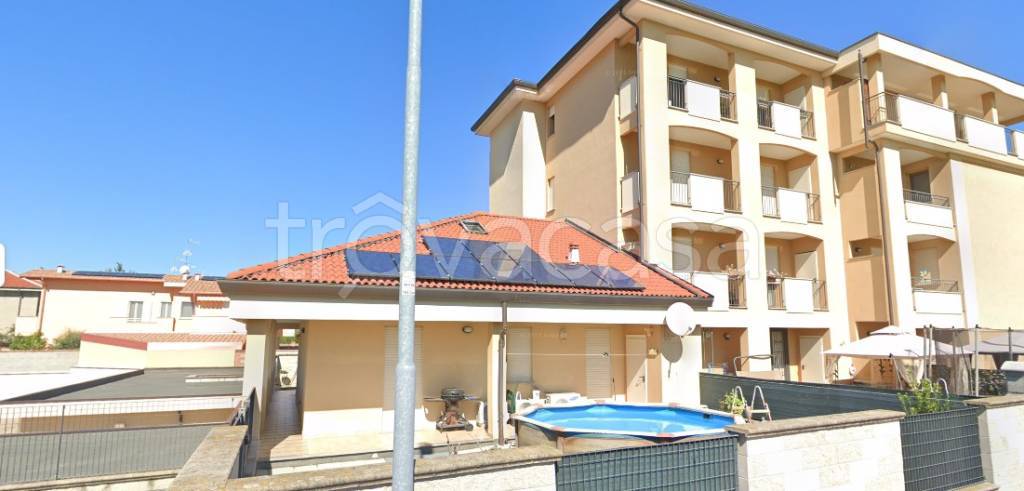 casa indipendente in vendita a Trecate