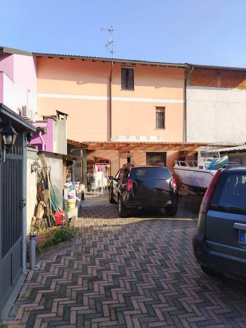 casa indipendente in vendita a Trecate