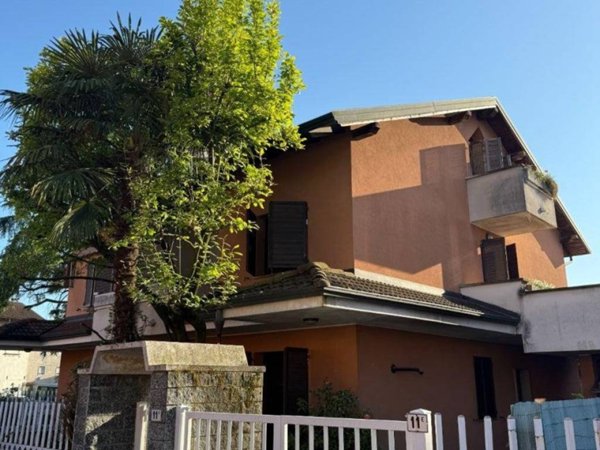 casa indipendente in vendita a Trecate
