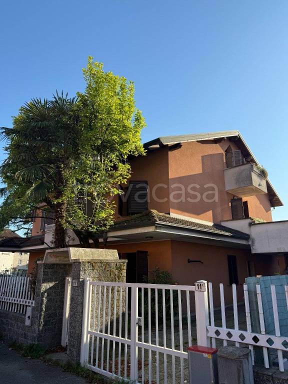 casa indipendente in vendita a Trecate