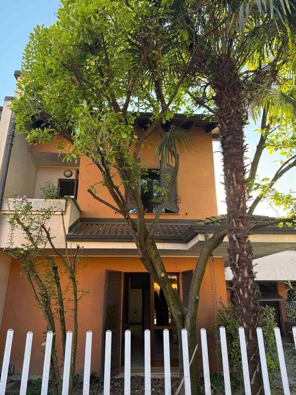 casa indipendente in vendita a Trecate