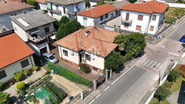 casa indipendente in vendita a Trecate
