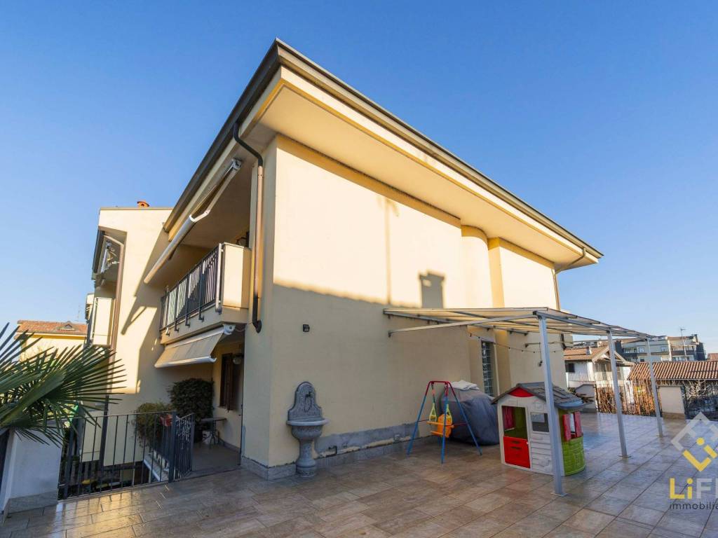 casa indipendente in vendita a Trecate
