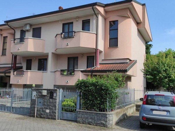 casa indipendente in vendita a Trecate