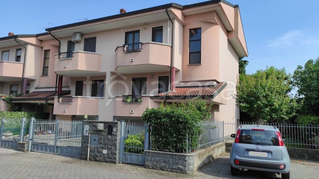 casa indipendente in vendita a Trecate