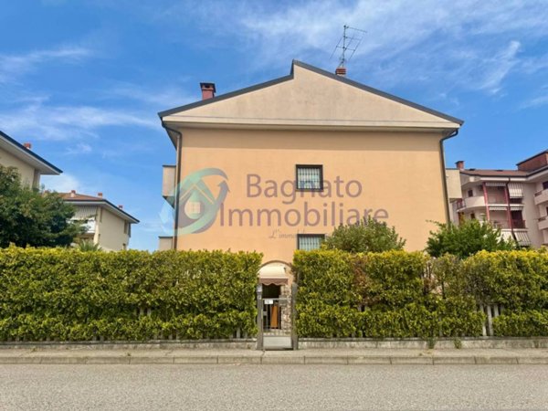 casa indipendente in vendita a Trecate