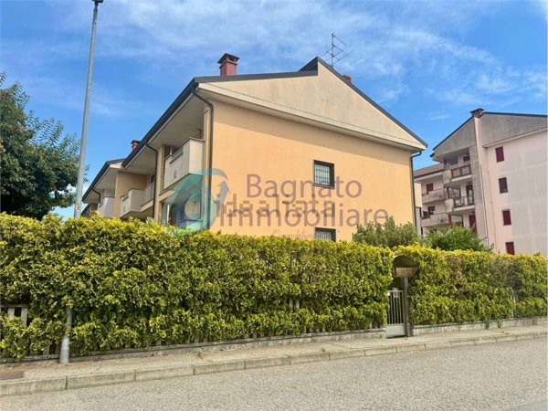 casa indipendente in vendita a Trecate