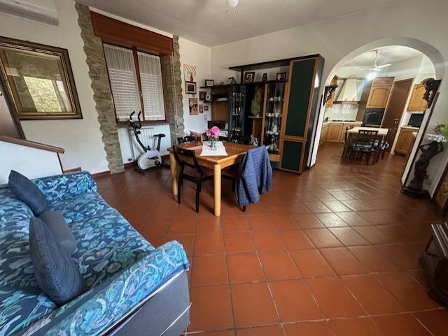 casa indipendente in vendita a Trecate