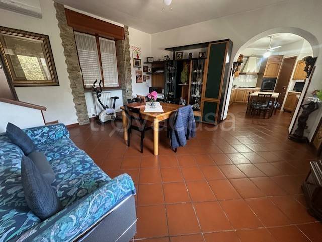 casa indipendente in vendita a Trecate