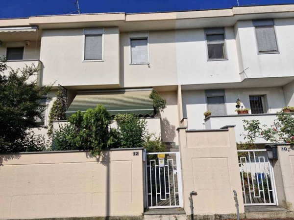 casa indipendente in vendita a Trecate