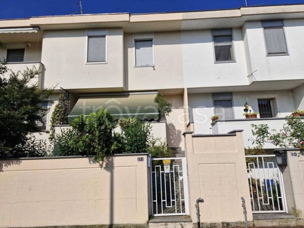 casa indipendente in vendita a Trecate