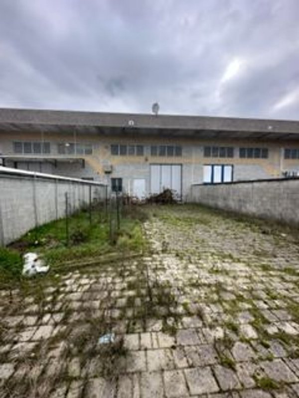 capannone in vendita a Trecate