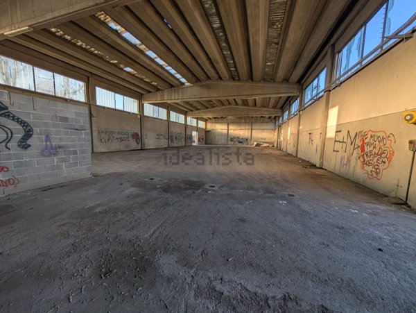 locale di sgombero in vendita a Trecate