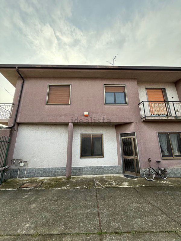 casa indipendente in vendita a Trecate