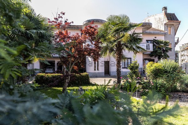 casa indipendente in vendita a Trecate