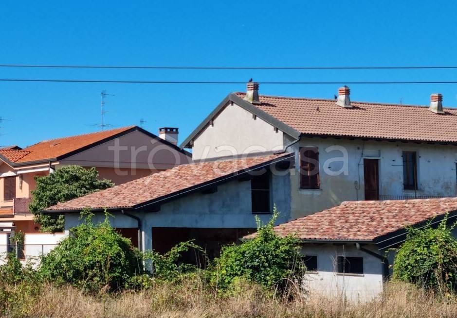casa indipendente in vendita a Trecate