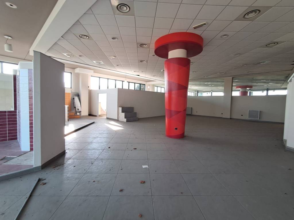 locale commerciale in vendita a Trecate in zona San Martino