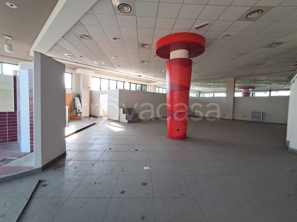 locale commerciale in vendita a Trecate