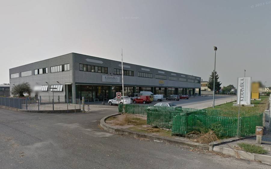locale commerciale in vendita a Trecate in zona San Martino