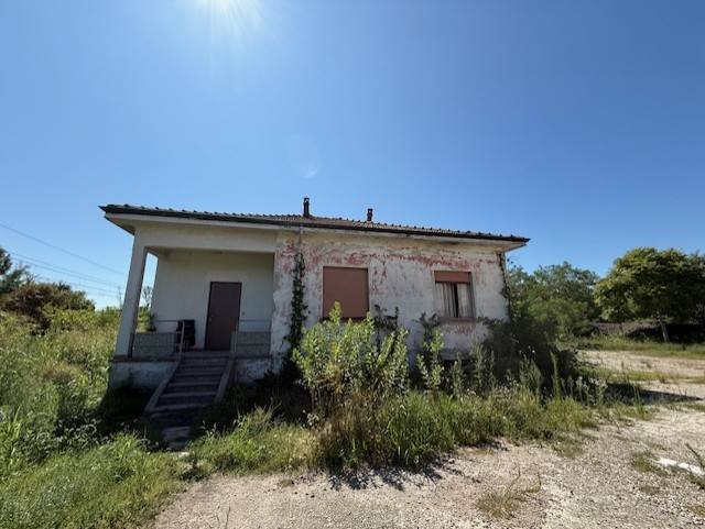 casa indipendente in vendita a Trecate in zona San Martino