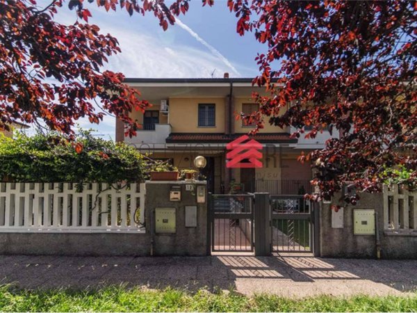 casa indipendente in vendita a Trecate