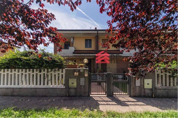 casa indipendente in vendita a Trecate